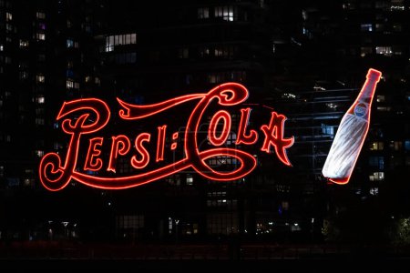Foto de Nueva York, Estados Unidos - 28 de septiembre de 2022: Vista del letrero de iPepsi Cola en Long Island City por la noche. Foto de alta calidad - Imagen libre de derechos
