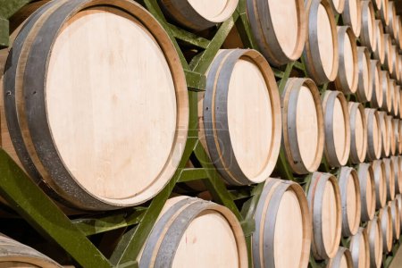 Foto de Barricas de vino de madera apiladas en la bodega de la bodega. Foto de alta calidad - Imagen libre de derechos