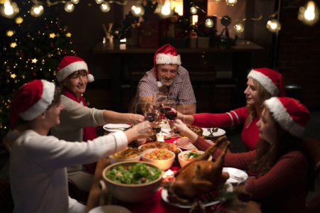 Foto de Mesa de pavo asado y comida en Navidad y fiesta de año nuevo de la familia americana en casa, miembro de la familia disfrutar de la parrilla de turcos caseros para reunirse en casa - Imagen libre de derechos