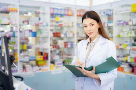 Asiatique pharmacienne femme en pharmacie magasin de son entreprise à vendre un médicament et une pharmacie