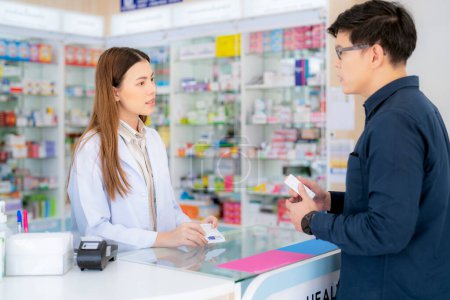 Asiatique pharmacienne femme en pharmacie magasin de son entreprise à vendre un médicament et une pharmacie avec son client 