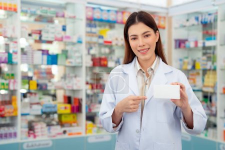 Asiatique pharmacienne femme avec masque de protection dans le magasin de pharmacie de son entreprise à vendre un médicament et une pharmacie avec son client