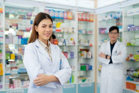 Foto de Mujer farmacéutica asiática en farmacia tienda de su negocio para la venta un medicamento y farmacia - Imagen libre de derechos