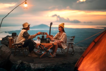 Foto de Asiático pareja dulce en tienda dentro en ellos camping viaje, viajero relajarse y dormir para reunir en fuera puerta y camping viaje - Imagen libre de derechos