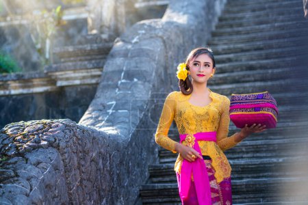 Foto de Chica indonesia con traje tradicional danza en bali templo, indonesia - Imagen libre de derechos