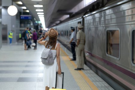 mujer viajera caminando en Krung Thep Aphiwat Central Terminal o Bang Sue Central station es la terminal central de pasajeros en Bangkok y el actual centro ferroviario de Tailandia con bolsa de viaje