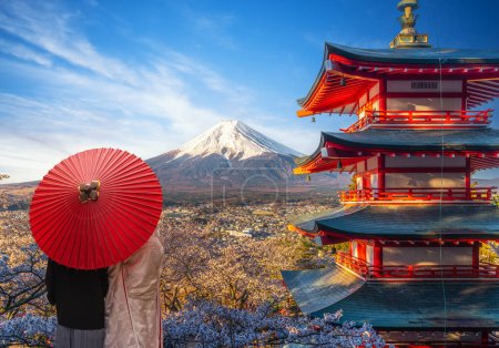 Téléchargez les photos : Pagode de chureito rouge avec fleur de cerisier et montagne Fujiyama le jour et l'heure du lever du soleil matinal à Tokyo, Japon - en image libre de droit