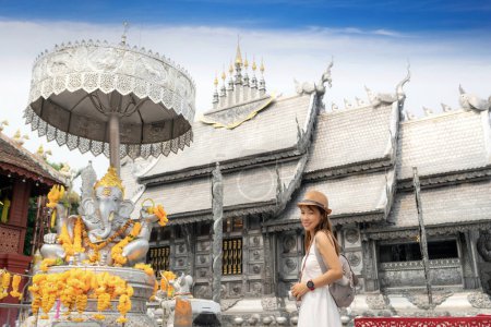 Foto de Mujer asiática viajero en vestido blanco viajar en la iglesia de plata en wat sri suphan templo en Chiang mai ciudad, Tahiland - Imagen libre de derechos
