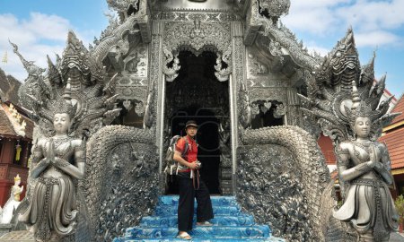 Foto de Hombre asiático viajero en vestido blanco viajar en la iglesia de plata en wat sri suphan templo en la ciudad de Chiang mai, Tahilandia - Imagen libre de derechos