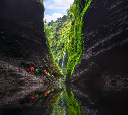 Foto de Viajero asiático Hombre en Madakaripura Waterfall, Java, Indonesia. Concepto de viaje y descubrimiento - Imagen libre de derechos