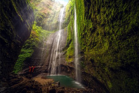 Foto de Viajero asiático Hombre en Madakaripura Waterfall, Java, Indonesia. Concepto de viaje y descubrimiento - Imagen libre de derechos