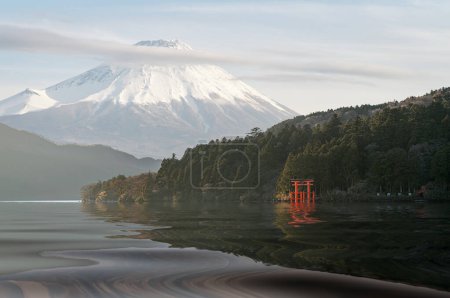 Teleaufnahme eines roten Torii-Tores mit Fuji-Gebirgshintergrund in Tokio, Japan