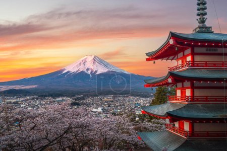 Pagoda de chureito rojo con flor de cerezo y montaña Fujiyama en la noche y la mañana del amanecer en la ciudad de Tokio, Japón