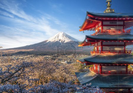 Téléchargez les photos : Pagode de chureito rouge avec fleur de cerisier et montagne Fujiyama le jour et l'heure du lever du soleil matinal à Tokyo, Japon - en image libre de droit