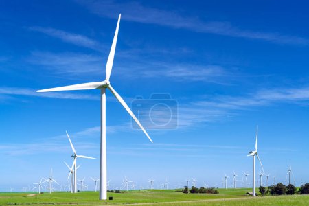 Windkraftanlage und Windkraftanlage in San Francisco, Kalifornien, USA mit grünem Gras und blauem Himmel, dieses Foto kann für ein energiesicheres und umweltfreundliches Energiekonzept verwendet werden