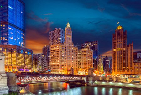 Stadtbild von Chicago Riverwalk an der Dusable Bridge über den Michigan River, Chicago City, USA