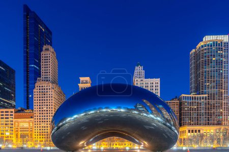 CHICAGO, ILLINOIS / USA - 8. April 2023: Bild des Cloud Gate oder The Bean am Morgen im Millennium Park, Chicago, Illinois, USA