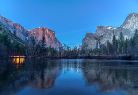 Foto de Foto panorámica del parque nacional de Yosemite vista con cascada, valle de Yosemite, EE.UU. - Imagen libre de derechos