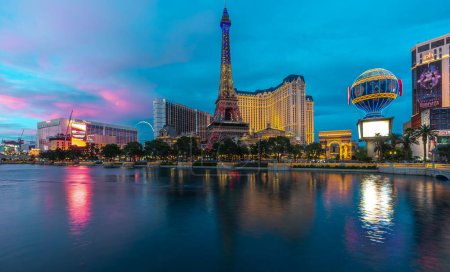 Foto de Foto panorámica para el paisaje urbano de la ciudad de Las Vegas con estatuas eiffel en el área de París, Las Vegas, Nevada, Estados Unidos en 12Apr 2022 - Imagen libre de derechos