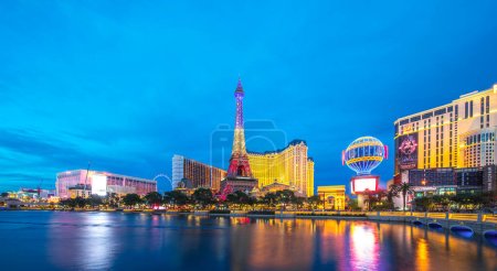 Foto de Foto panorámica para Cityscape de la ciudad de Las Vegas con espectáculo de fuentes en el área de París, Las Vegas, Nevada, Estados Unidos en 12Apr 2022 - Imagen libre de derechos