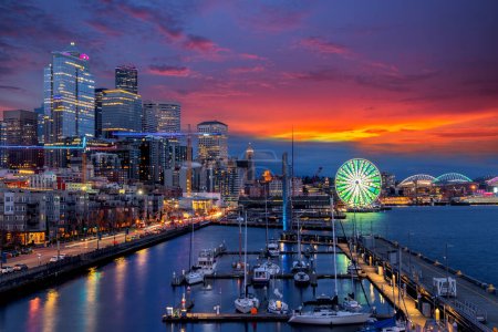 Schöne Aussicht auf Seattle Waterfront und Skyline bei blauer Stunde. Marina am Pier 66, das große Rad, Riesenrad, Reise-und Stadtarchitektur Hintergrund.