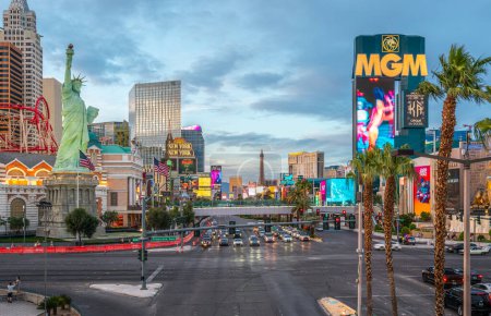 Foto de Las Vegas, EE.UU. - 12abr2022: New York-New York Hotel & Casino en el Strip de Las Vegas en Paradise, Nevada, Estados Unidos, un hotel resort diseñado para evocar la ciudad de Nueva York - Imagen libre de derechos