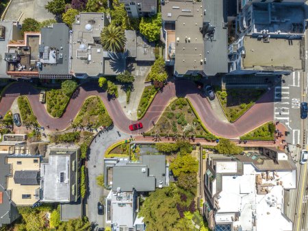 Téléchargez les photos : Lombard Street est l'un des itinéraires de transit les plus célèbres de la ville. Il a acquis une renommée internationale en raison de la pente raide à travers laquelle il zigzags. - en image libre de droit