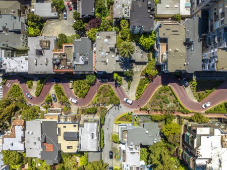 Téléchargez les photos : Lombard Street est l'un des itinéraires de transit les plus célèbres de la ville. Il a acquis une renommée internationale en raison de la pente raide à travers laquelle il zigzags. - en image libre de droit