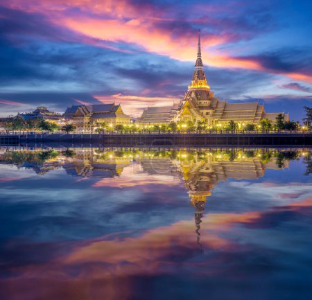 Téléchargez les photos : Wat sothonwararam avec la lumière d'une voiture et le coucher du soleil dans cha choeng sao vieille ville, Thaïlande - en image libre de droit