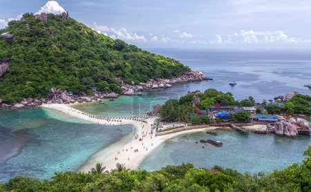 Téléchargez les photos : Point de vue de la plage et de la mer sur l'île de Koh nang yuan dans la région de koh tao, au sud de la Thaïlande - en image libre de droit