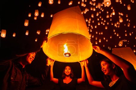 Asiatische Paarreisende setzen Yi Peng Laterne in loi krathong Feierlichkeiten in chiang mai, Thailand