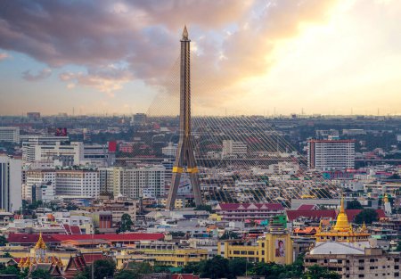Foto de Bangkok punto de vista de la ciudad, wat ratchanatdaram worawihan, wat saket ratchawora mahawihan y rama8 puente - Imagen libre de derechos