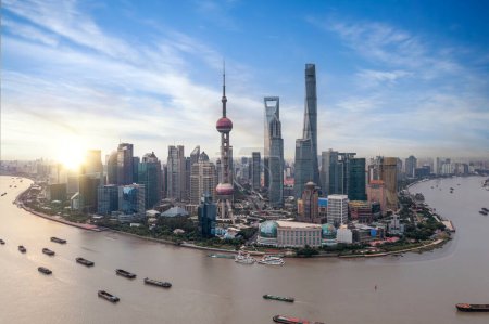 Téléchargez les photos : Shanghai ville de vue de dessus avec rivière et matin ciel arrière-plan, shanghai, Chine - en image libre de droit