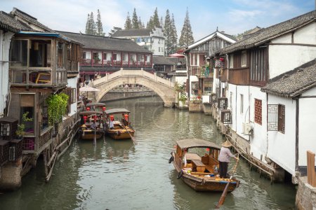 Téléchargez les photos : Voyage en bateau pont en pierre et ville de l'eau dans le village de zhouzhuang dans la ville de Shanghai, Chine - en image libre de droit