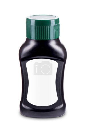Foto de Botella de salsa de mostaza negra con tapa verde y etiqueta blanca en blanco aislada sobre fondo blanco. Plantilla para el diseño de productos para salsa de chile. - Imagen libre de derechos