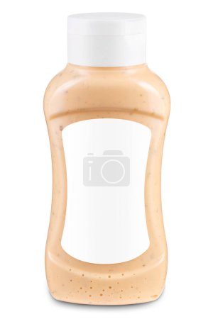 Foto de Botella de salsa con etiqueta blanca en blanco aislada sobre fondo blanco. Mock-up para el diseño del producto. Salsa Dijons, aderezos de ensalada de col, majonnaises, diferenciales spoonable, sarro, tzatziki, salsas de rábano picante - Imagen libre de derechos