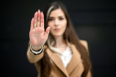 Téléchargez les photos : Main de femme montrant rejet ou arrêt - en image libre de droit