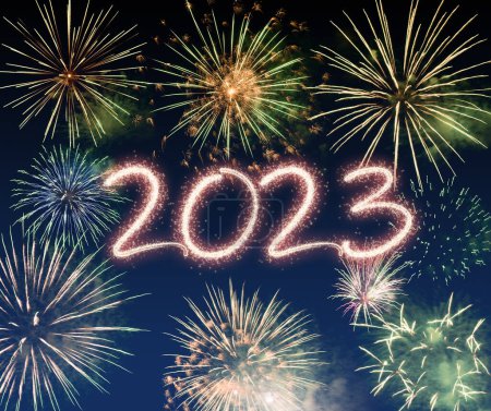 Foto de 2023 Año Nuevo fondo de fuegos artificiales, felices fiestas y concepto de año nuevo - Imagen libre de derechos