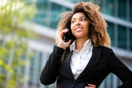 Foto de Portrait of a young afro american woman talking on the phone - Imagen libre de derechos