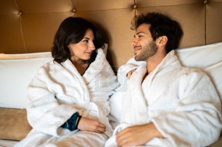 Foto de Pareja romántica disfrutando de tratamientos de luna de miel y bienestar en una suite de hotel - Imagen libre de derechos