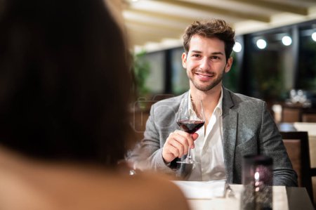 Téléchargez les photos : Couple dînant dans un restaurant de luxe - en image libre de droit