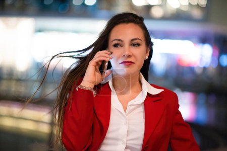 Téléchargez les photos : Femme parlant sur son téléphone portable la nuit - en image libre de droit