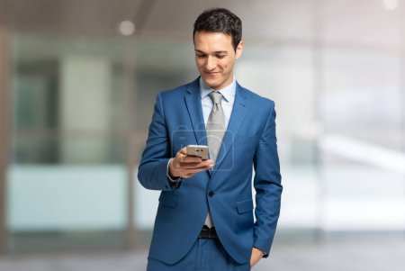 Téléchargez les photos : Portrait d'un homme d'affaires utilisant un téléphone portable - en image libre de droit