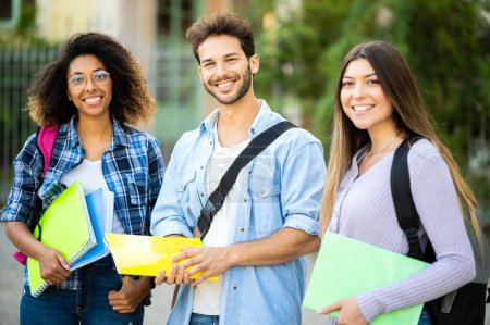 Glückliche multiethnische Gruppe von Studenten lächelt im Freien