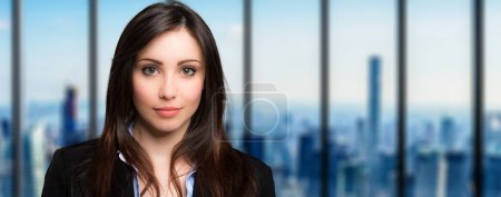 Téléchargez les photos : Magnifique portrait de femme d'affaires dans son bureau - en image libre de droit