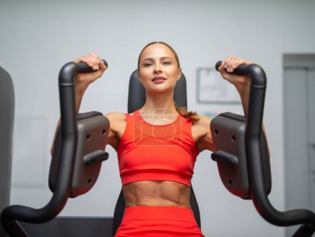 Foto de Mujer entrenando su pecho en un gimnasio, culturismo femenino y concepto de fitness - Imagen libre de derechos
