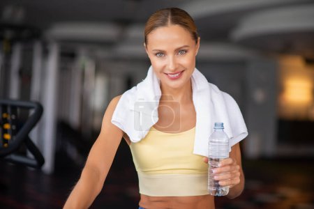 Foto de Retrato de una mujer bebiendo agua después de hacer ejercicio en un gimnasio - Imagen libre de derechos