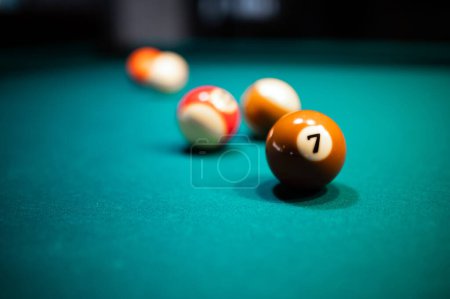 Téléchargez les photos : Gros plan d'une balle numéro 7 sur une table de billard - en image libre de droit