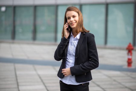 Téléchargez les photos : Jeune femme d'affaires parlant au téléphone - en image libre de droit