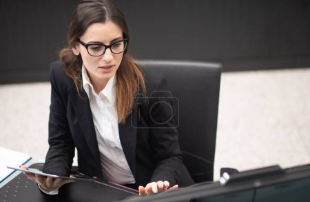 Téléchargez les photos : Femme utilisant son ordinateur au travail au bureau - en image libre de droit